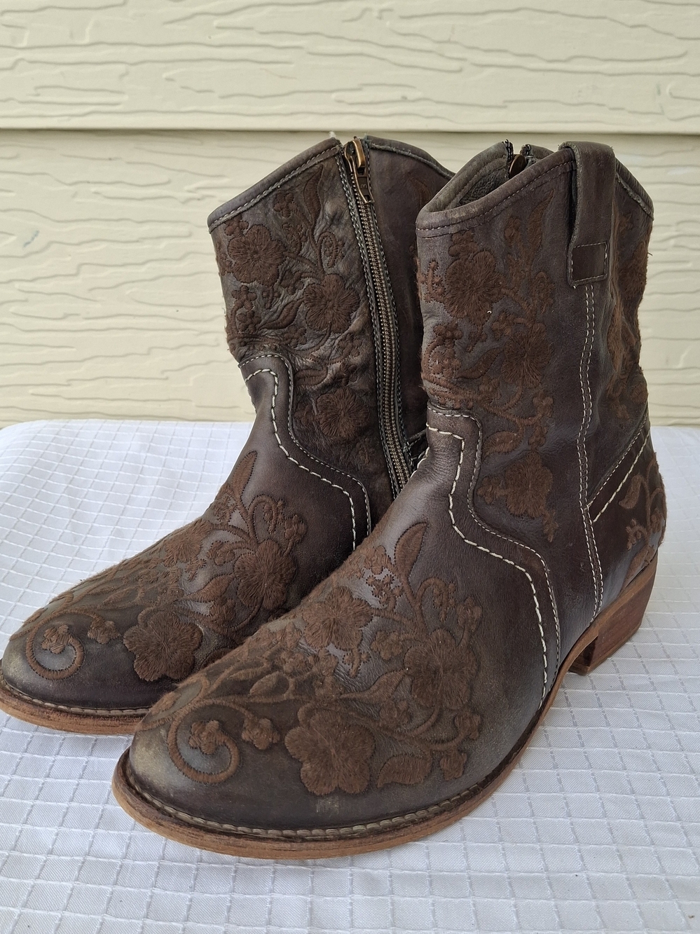 Taos Army Green Leather Ankle Boots Sz 9/9.5 Embroidery Zip Booties